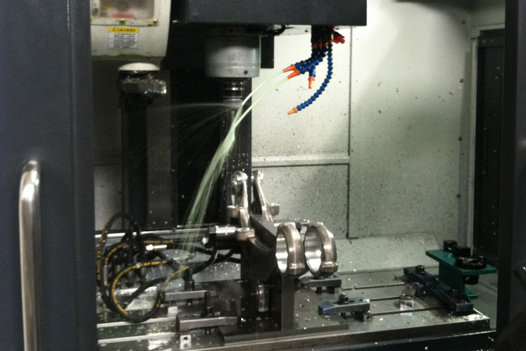 Usinagem CNC de juntas esf&eacute;ricas na oficina da f&aacute;brica